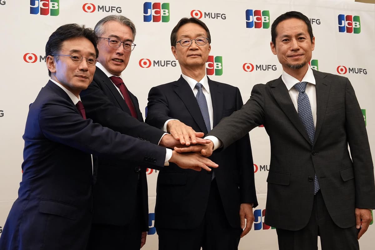 左から三菱UFJ銀行 グローバルコマーシャルバンキング 企画部長 藤森彦氏、三菱UFJ銀行 グローバルコマーシャルバンキング部門長 兼 COO-I 小森谷正敏氏、JCB 二重孝好社長、JCB 国際本部長 陽川勝樹氏
