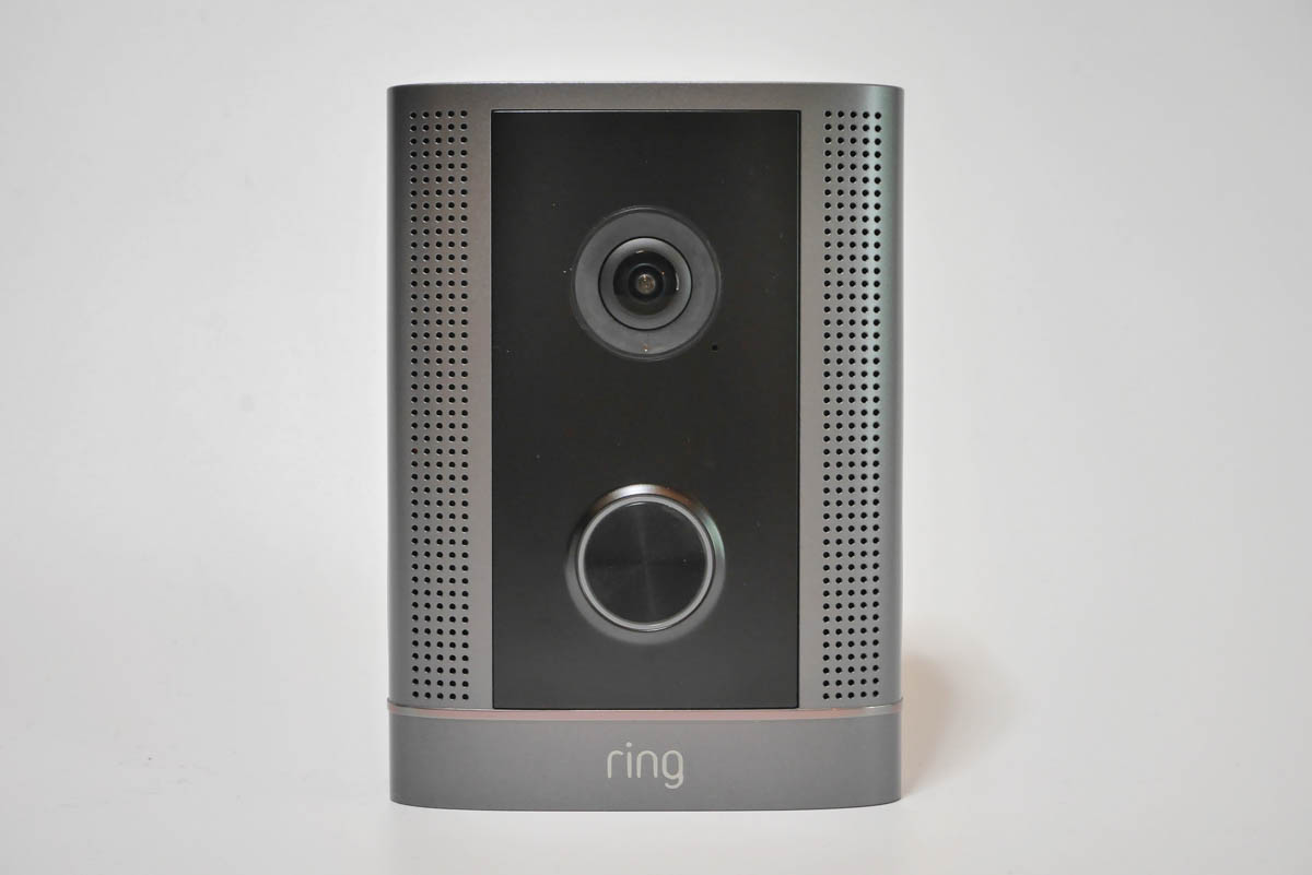 Ring 防犯ドアホン プロのドアホン。呼び出しボタンと4Kカメラ、双方向で通話を行なうためのスピーカーとマイクを搭載する