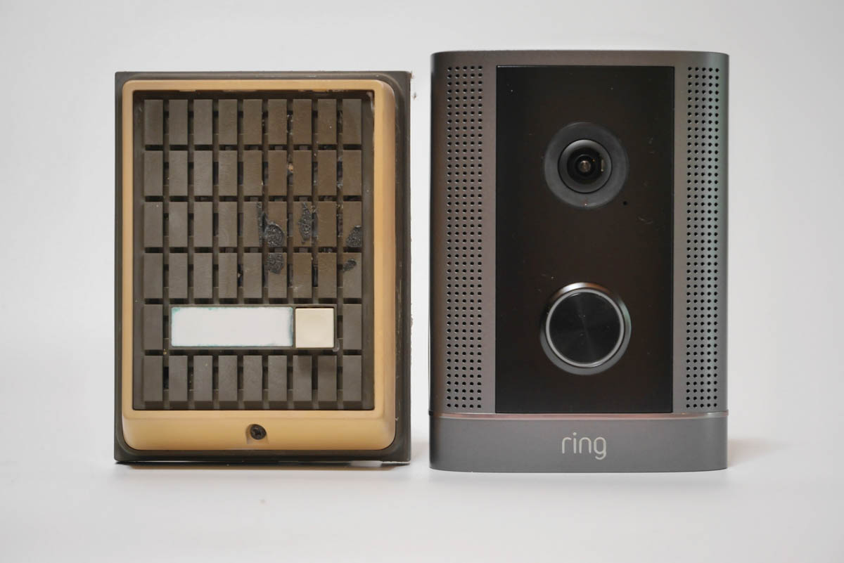 ドアホンと比べると、Ring 防犯ドアホン プロのほうがやや高さが大きいが、設置用ネジ穴の位置は共通で、既存部材を活用して問題なく取り付けられる