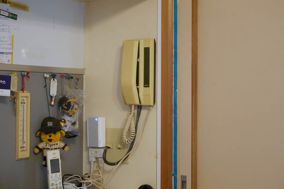 こちらが既存ドアホンの室内機。こちらをRing 防犯ドアホン プロの室内チャイムに交換した