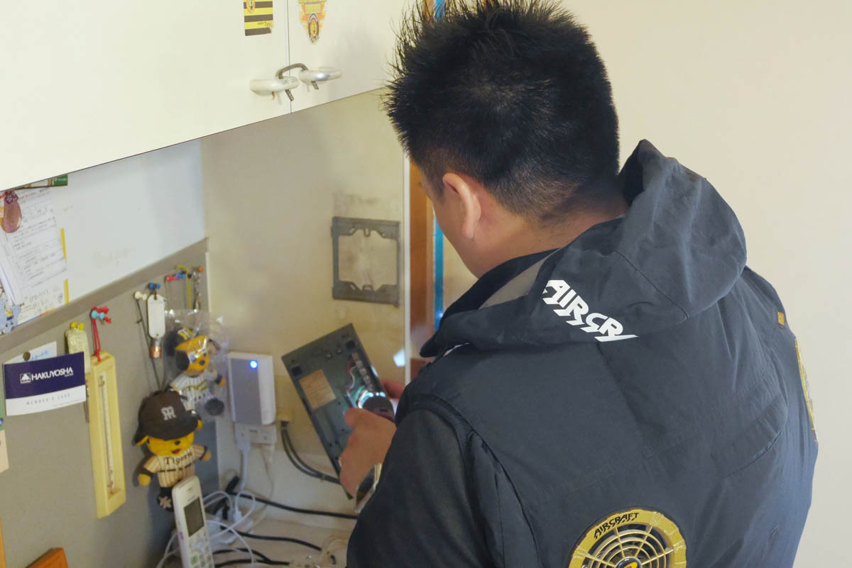 続いて室内の作業。既存の室内機を外して壁に室内チャイムの固定具を取り付けた