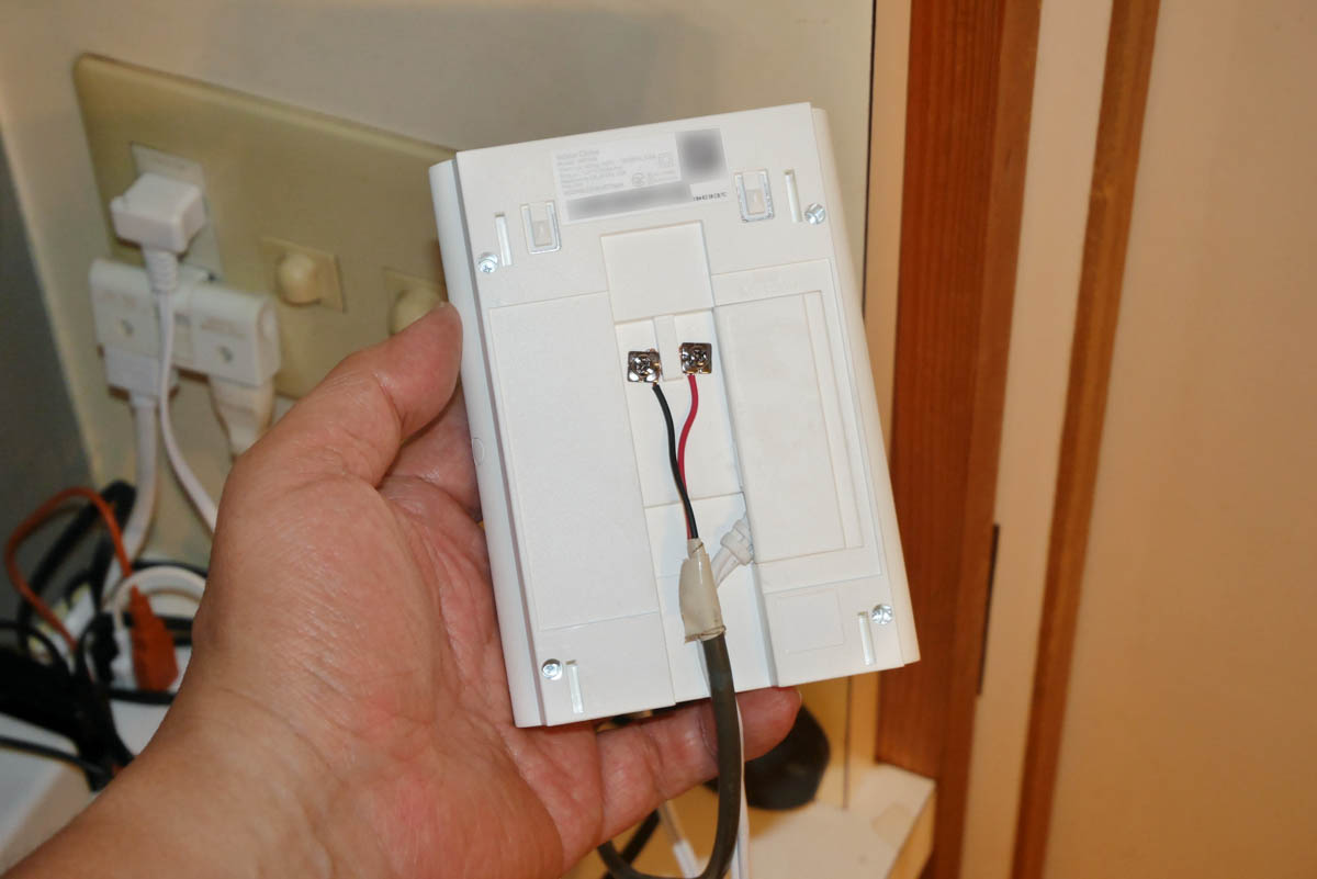 今回は壁裏に配線や電源を回せなかったため、外配線での取り付けとなった
