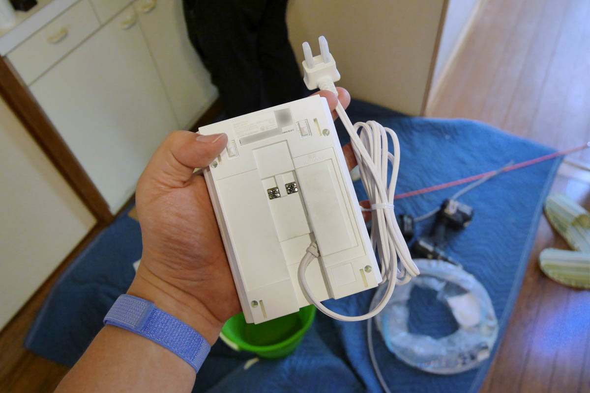 電源は、プラグ付きケーブルを接続し、壁のコンセントに接続することに