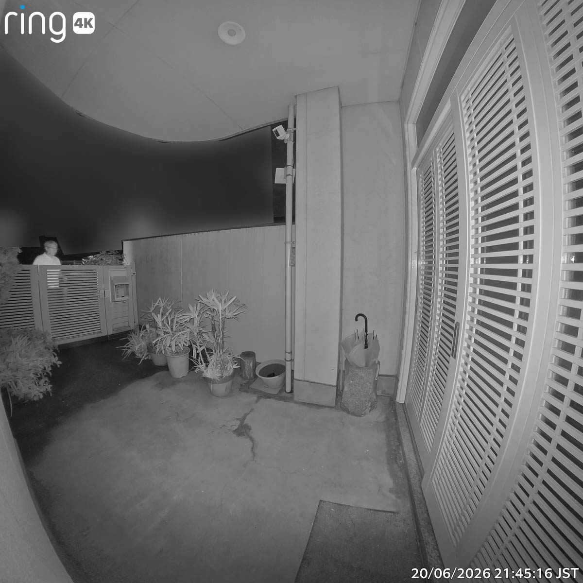 門扉の小型センサーライトで人が照らされると、距離が離れていても人が近付いていることがわかり、家族や知り合いなら十分判別できる