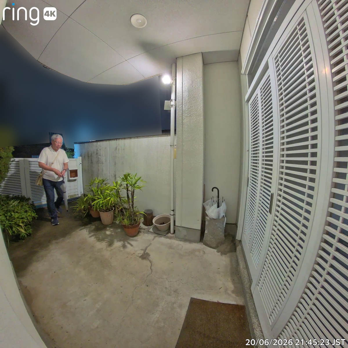 門扉内に入りRing Spotlight Cam Plus, Batteryのセンサーライトが点灯すると、十分な明るさが確保されカラー映像へと切り替わる