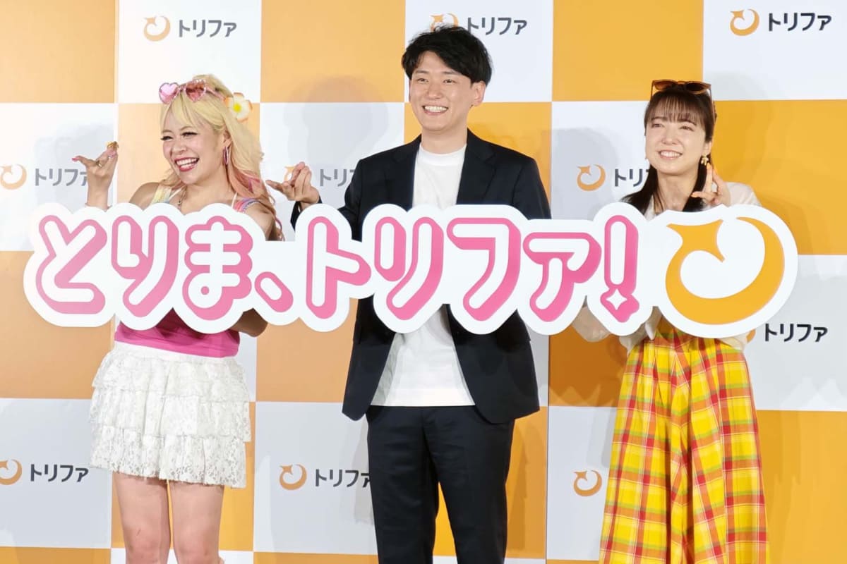 トリファが、ESTAの取得をサポート。「入国手続きサポート」サービスとして、6月30日に開始した。他国の渡航認証にも対応していく。写真はCMに出演するエルフ荒川さん(左)と上白石萌音さん(右)。中央は嘉名雅俊社長