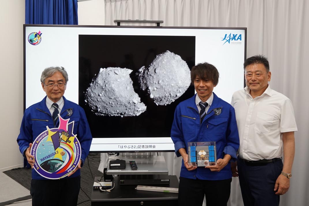 小惑星トリフネ画像を前に吉川真准教授(左)、三桝裕也チーム長(中央)、JAXA宇宙科学研究所の藤本正樹所長(右)(撮影:秋山文野)