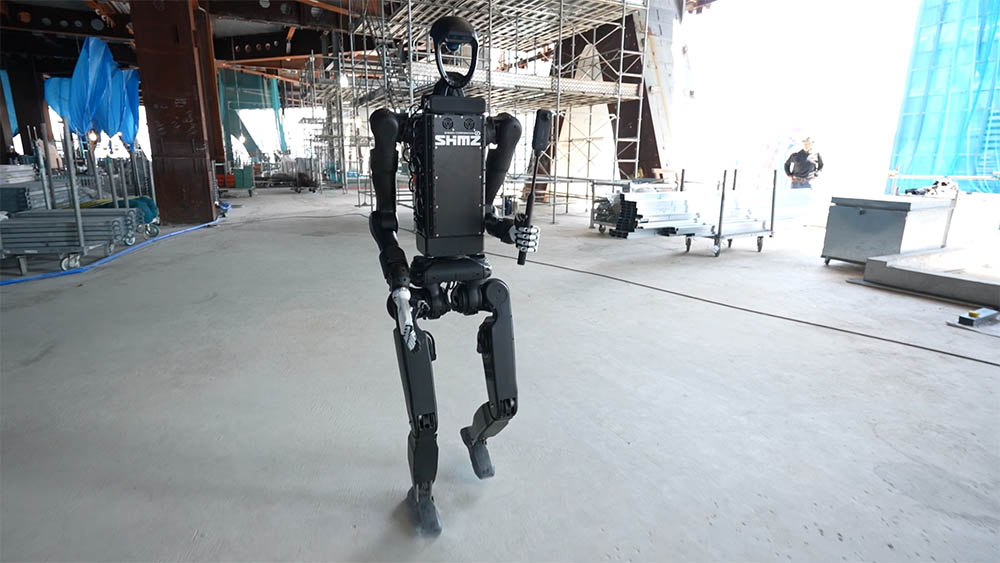 現場内を巡回するヒューマノイドロボット