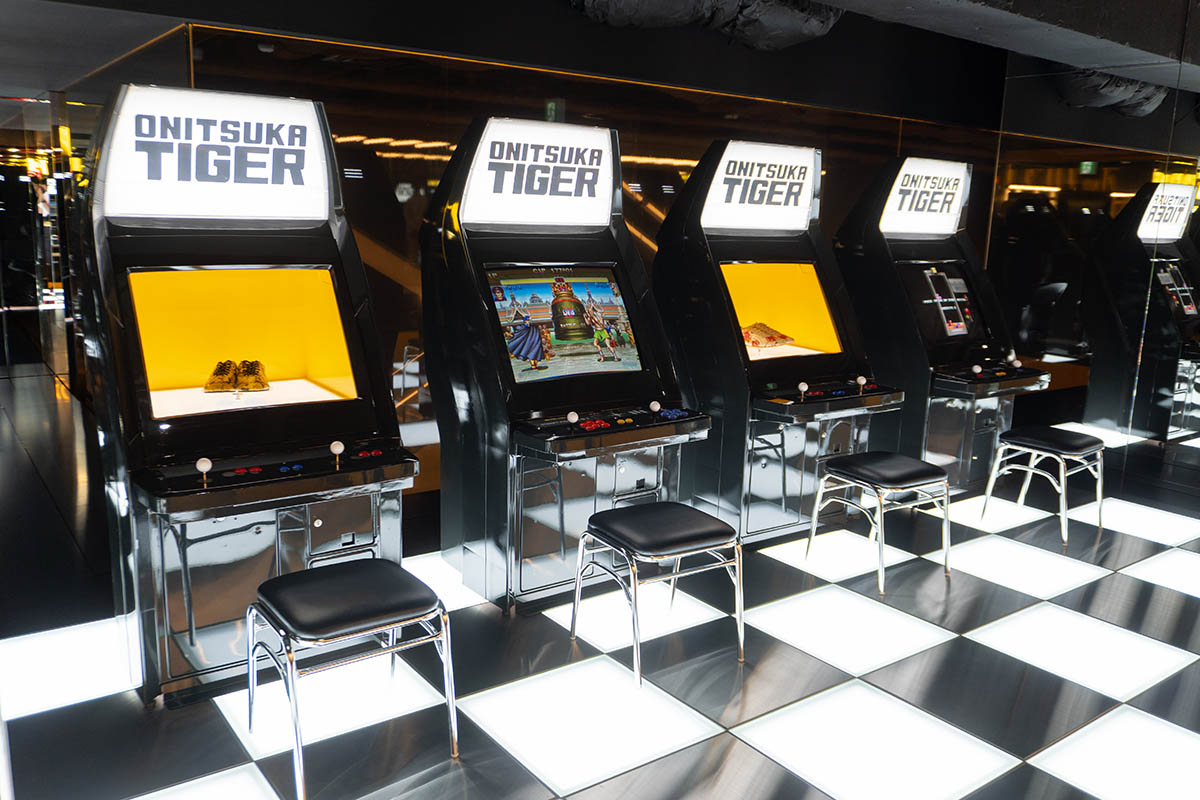 ストリートファイターII(左から2番目)と、ゲーム筐体を模したシューズの展示