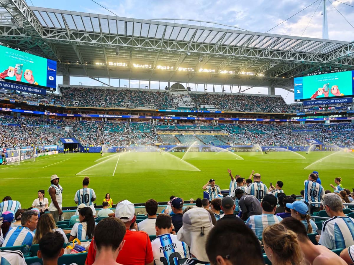 ハイドレーションブレイク中のスタジアム。選手だけでなくピッチにも「給水」