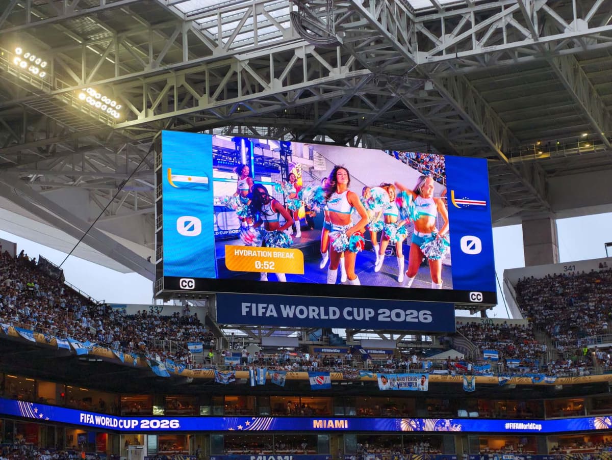 ハイドレーションブレイク中にはチアによるショーも。それはサッカーか？ という気持ちもあるが……