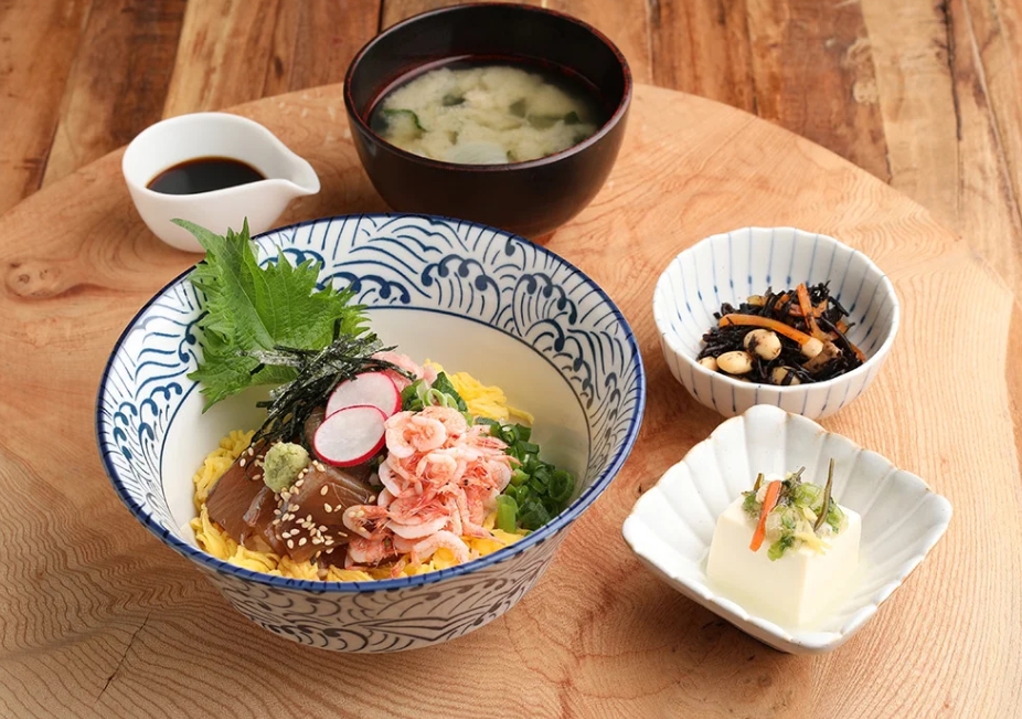 駿河湾産釜揚げ桜海老、ブリ漬けとマグロたたき丼 (1,490円)