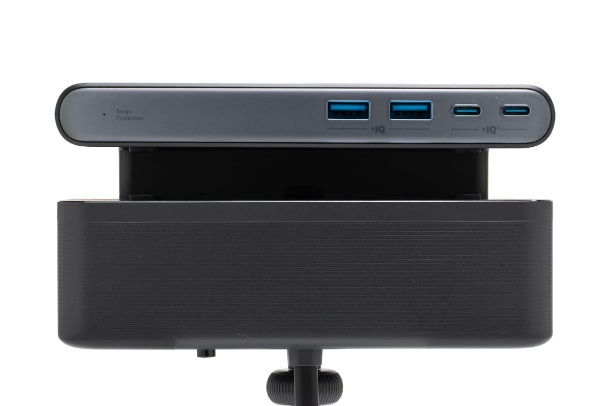 USB-Aを2ポート、USB-Cを2ポート搭載。前面にはサージ保護のインジケーターがある