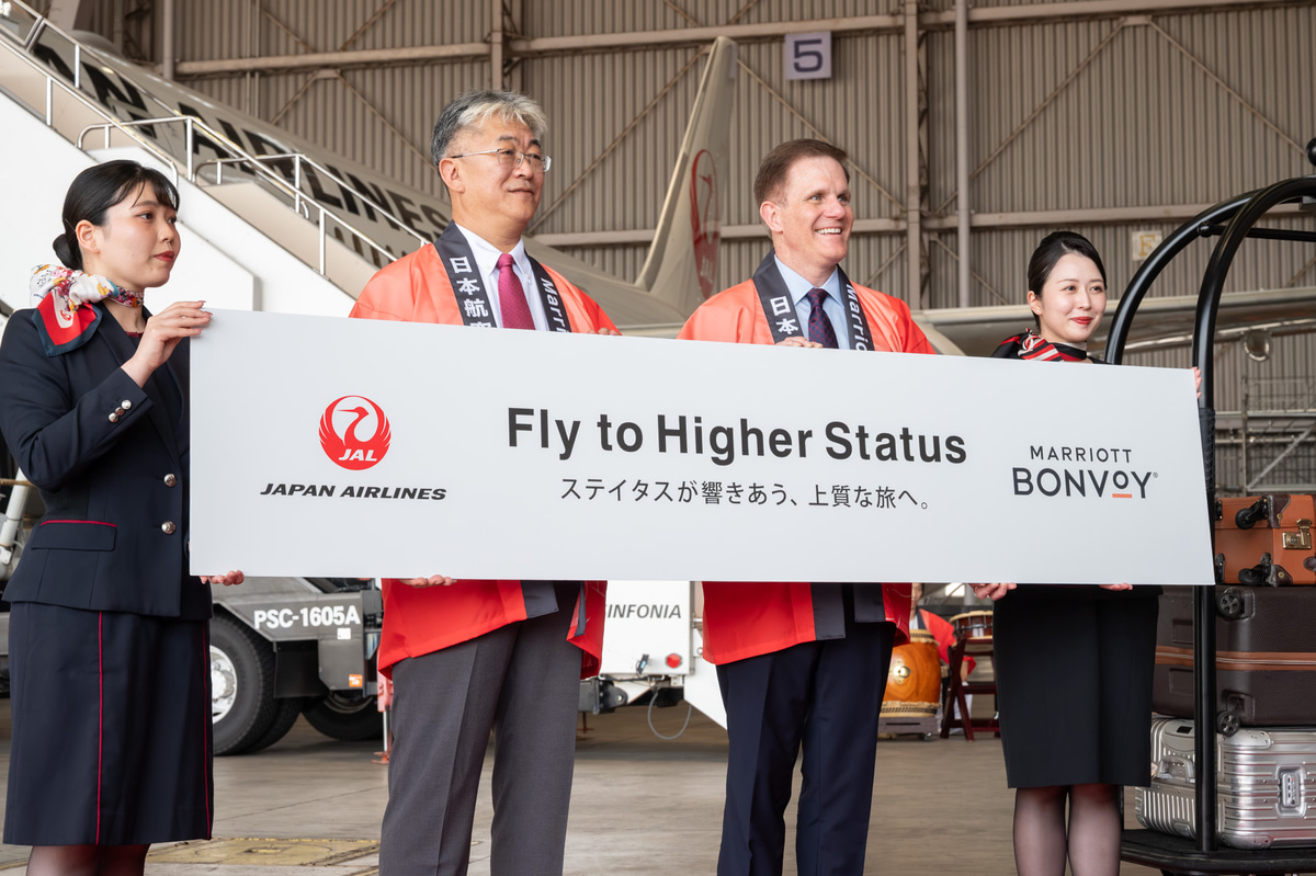 日本航空の西田真吾氏(中央、左)とマリオット・インターナショナルのジョン・トゥーミー氏(中央、右)