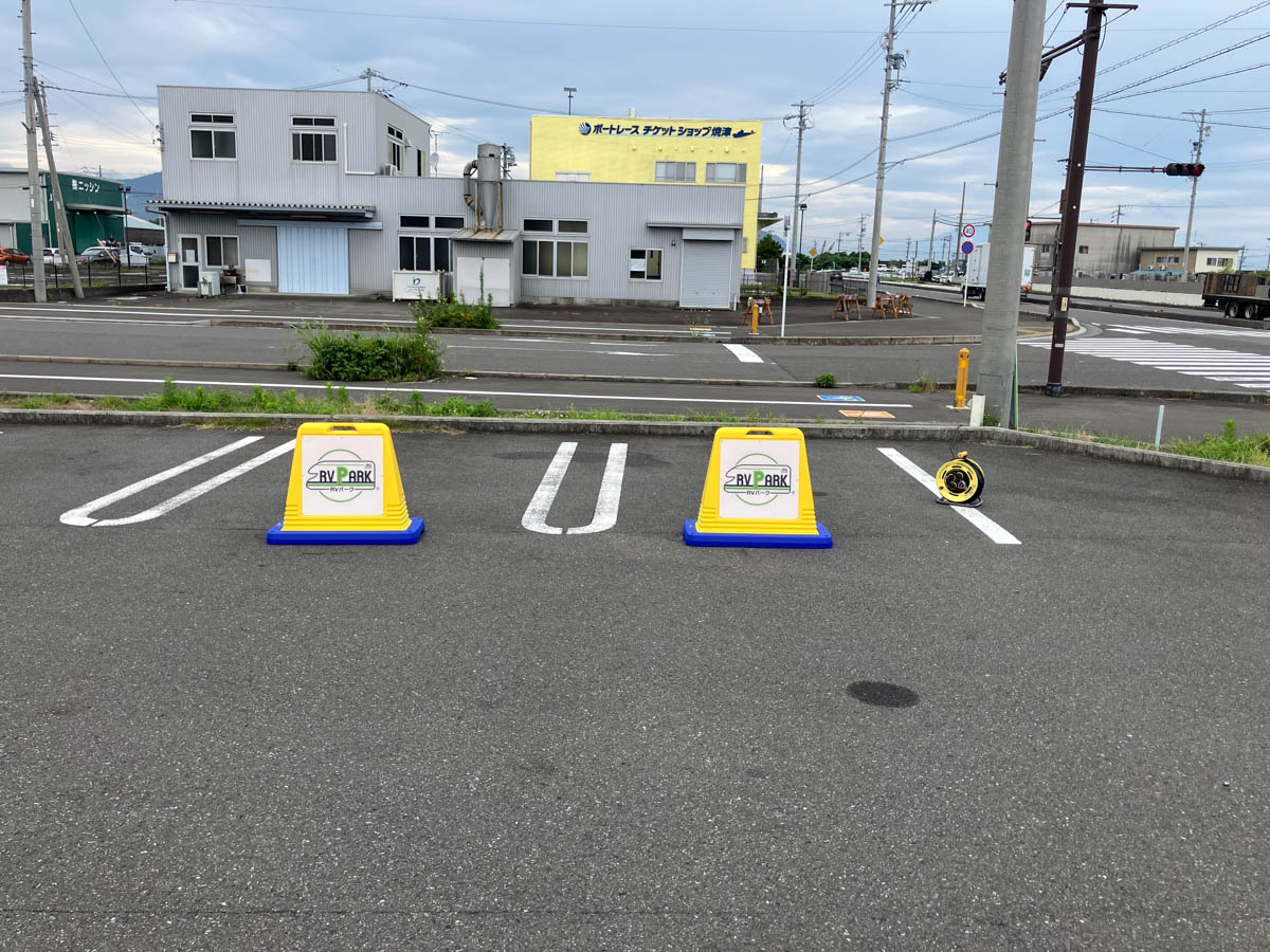 駐車スペースは周囲の建物などから離れた位置に設定。予約がない日は通常の駐車場として開放する