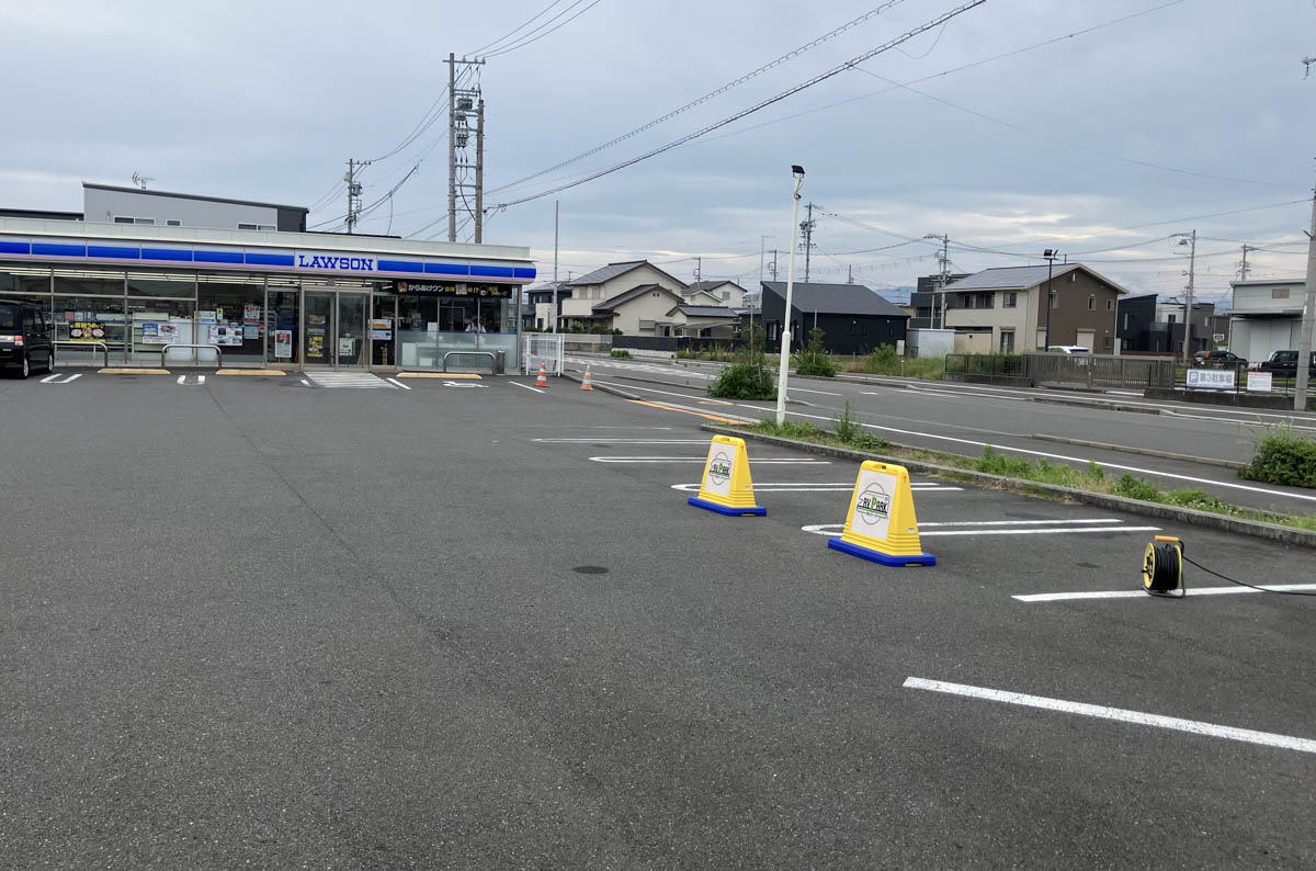 駐車スペースは周囲の建物などから離れた位置に設定。予約がない日は通常の駐車場として開放する