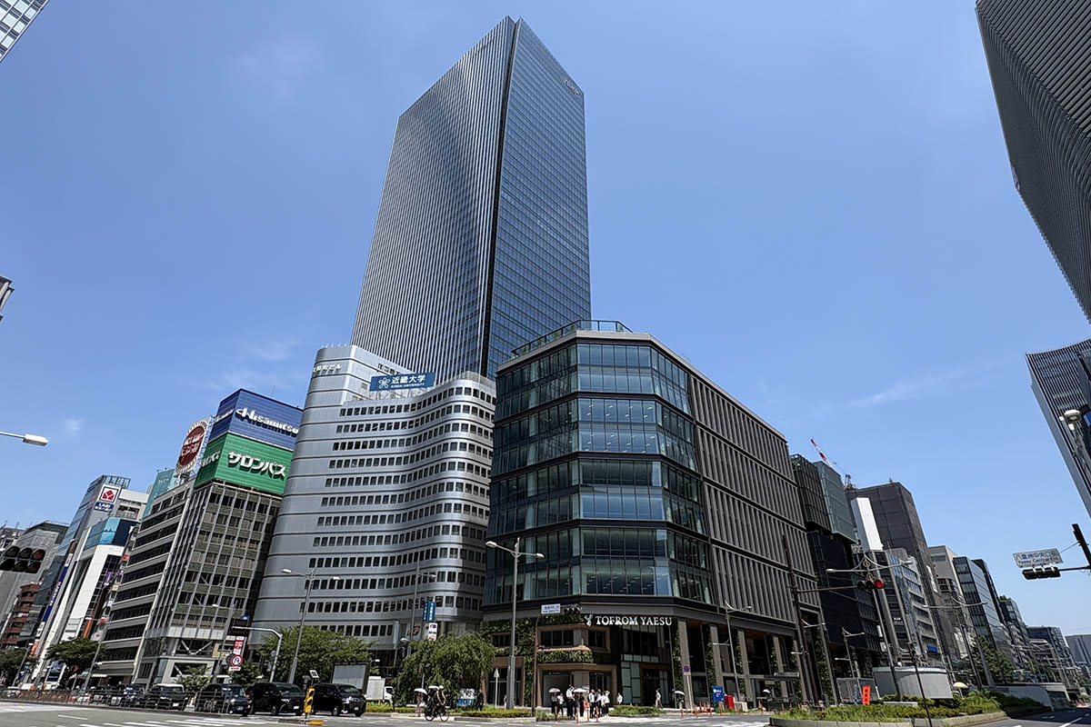 JR東京駅側から見たTOFROM YAESU。手前がFRONT、後方がTOWER