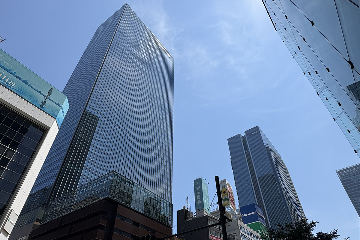 トフロム(手前/地上51階)と東京ミッドタウン八重洲(奥/地上45階)が東京駅前に並び立つ