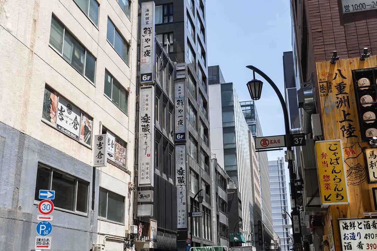 現在でもトフロム周辺は多彩な店が軒を連ねる