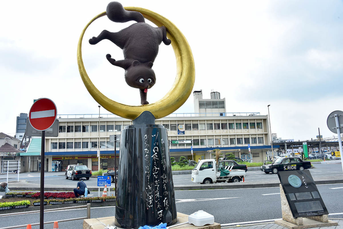 木更津駅西口に建立されているタヌキのきぬ太くん像
