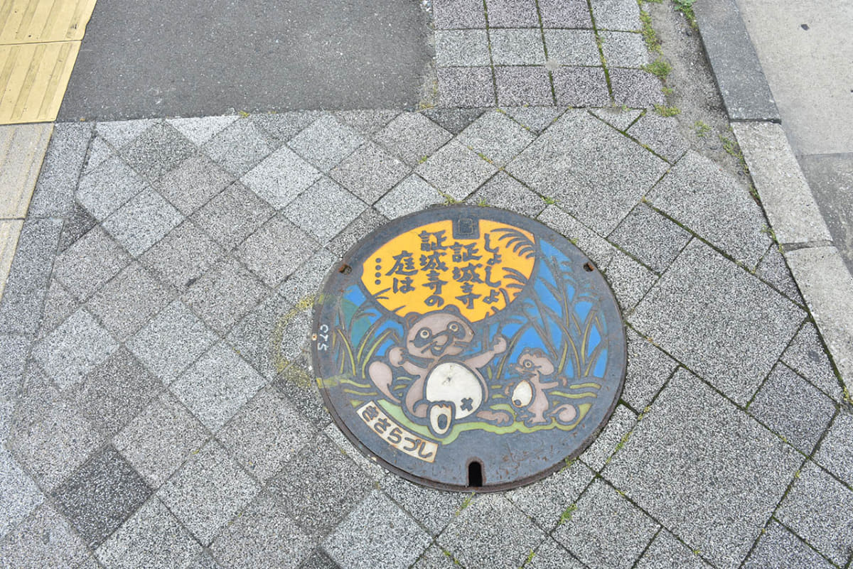 木更津は童謡「証城寺の狸囃子」の地でもあり、マンホールにも描かれている