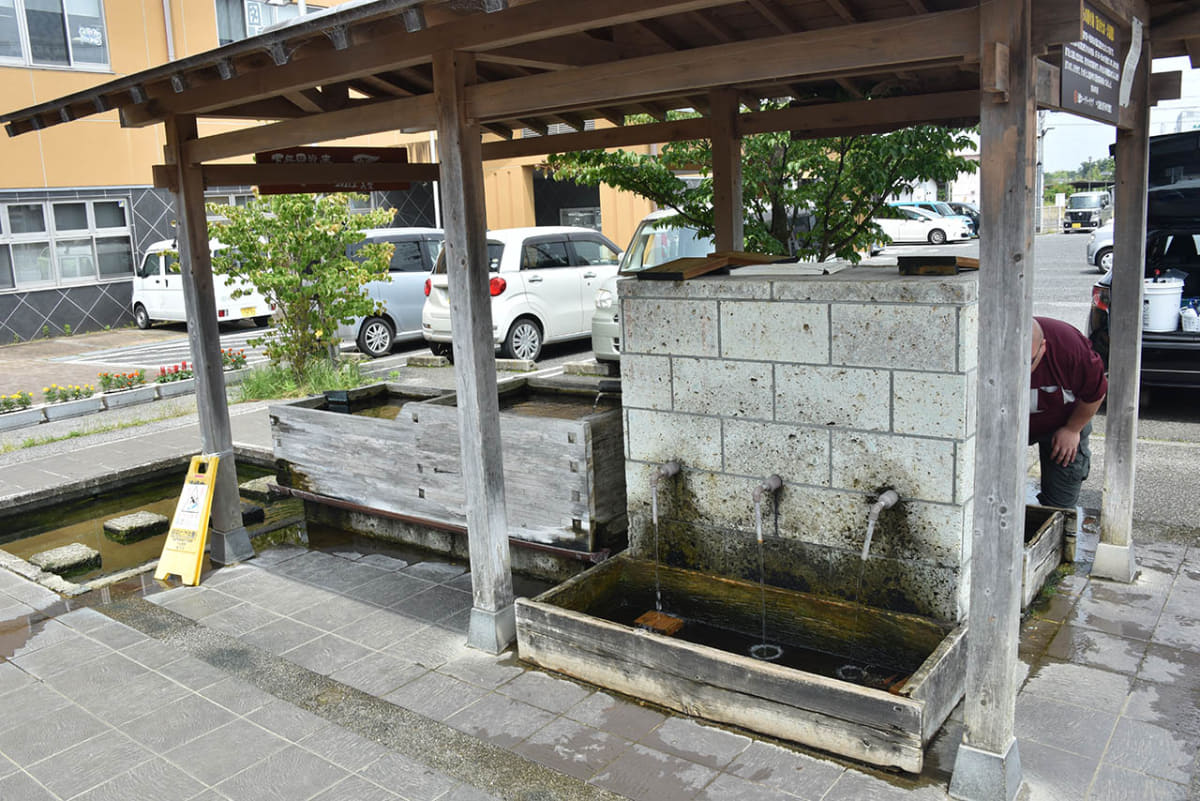 久留里駅の駅前広場にある水汲み場