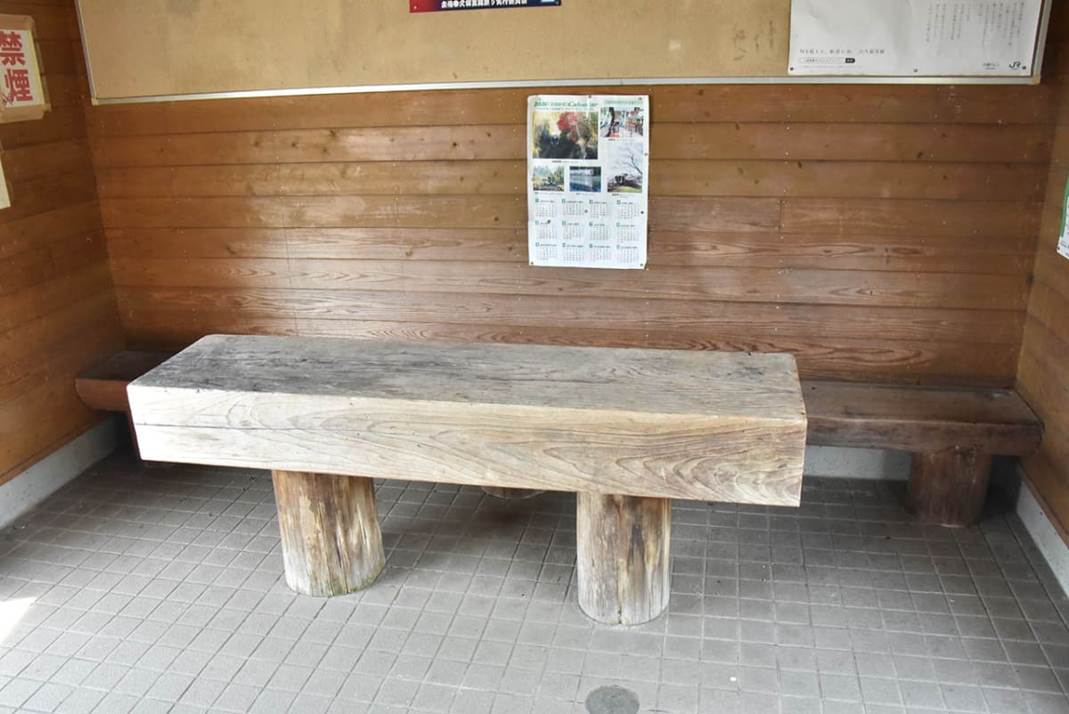 上総松丘駅の待合室には立派な木でしつらえたテーブルがある