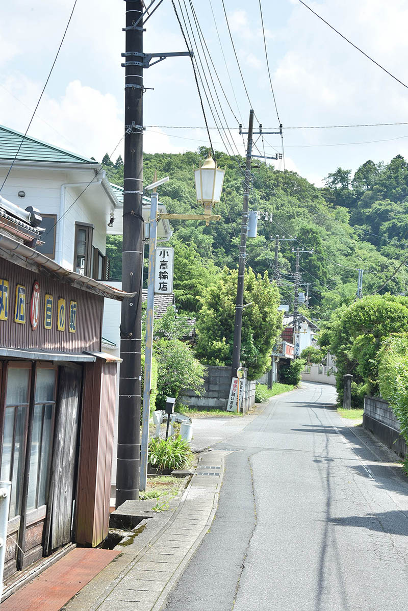 かつて上総松丘駅の集落の中心地だった通り
