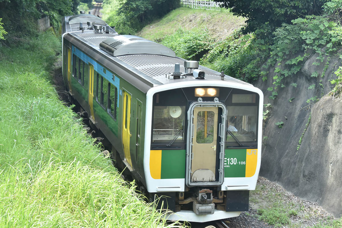 上総松丘駅-上総亀山駅間を走る久留里線の列車