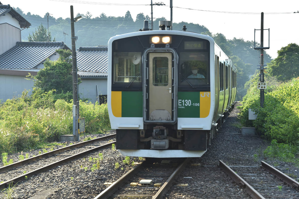 上総亀山駅に入線する久留里線の列車。廃線カウントダウンが始まり、乗り納めに来るファンが多く見られた