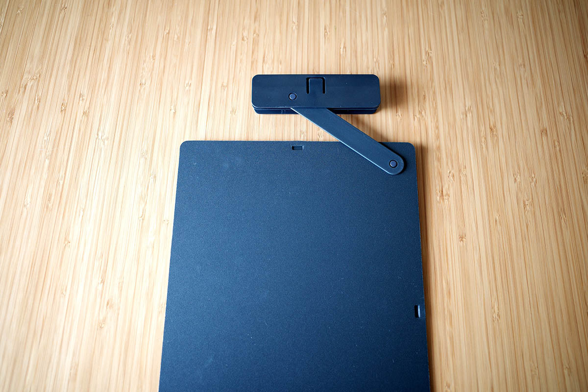 とじ具がボードではなくアームについている
