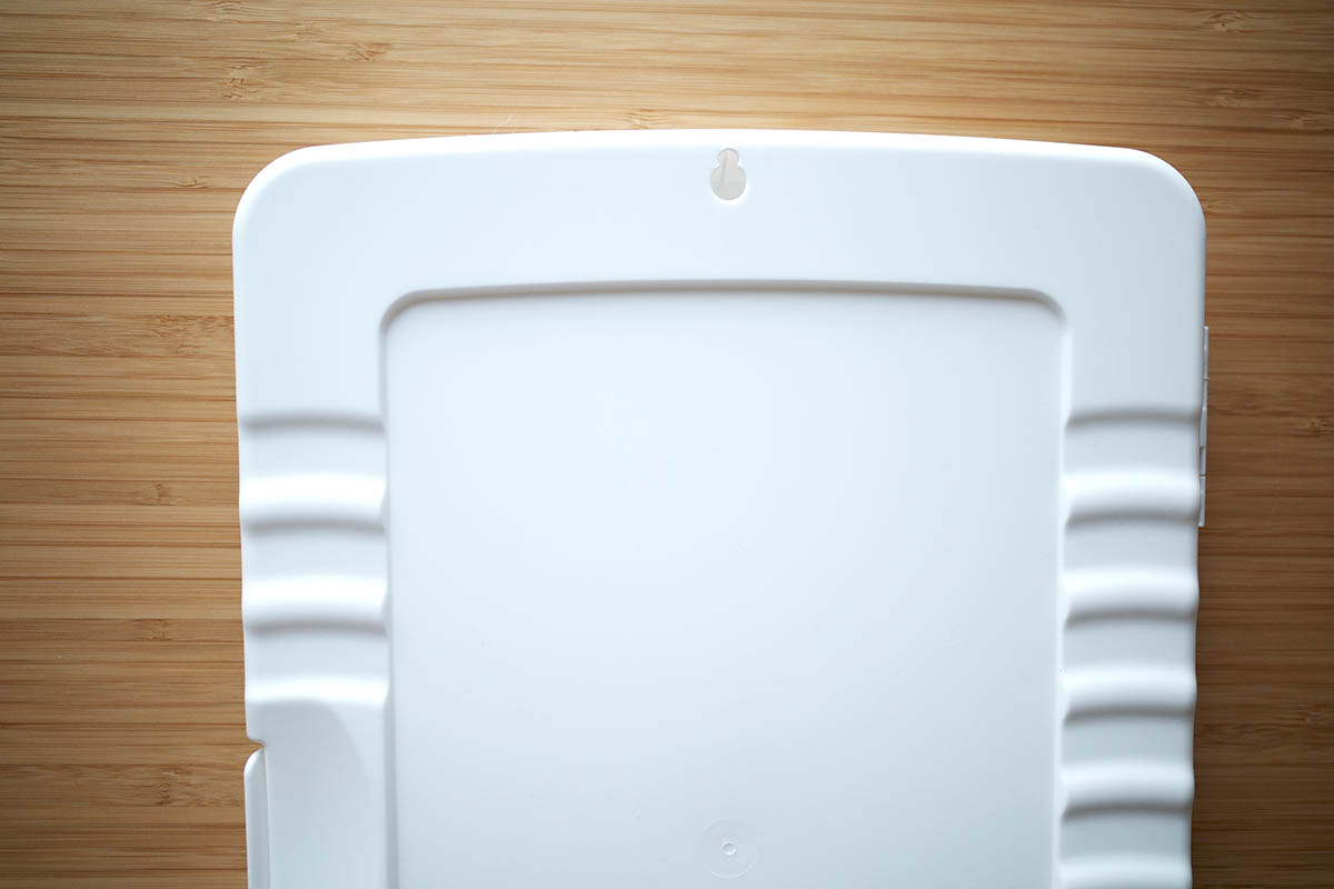 グリップがあり意外と持ちやすい。上部にはフック穴も
