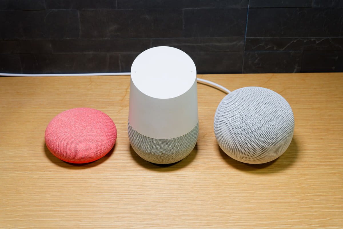 中央が初代Google Home。左はGoogle Home Mini、右が新型Google Home スピーカー