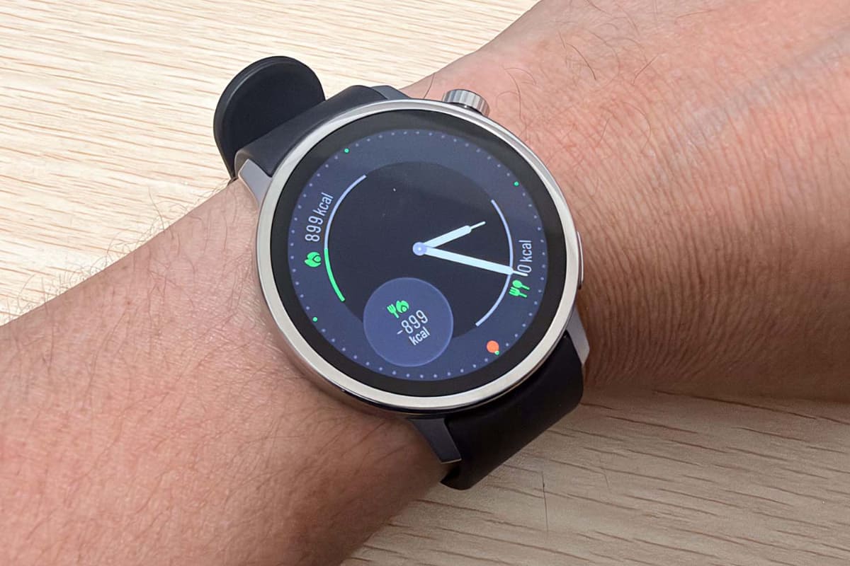 シャープの「からだメイトWatch」(MH-W01)。価格は59,400円。