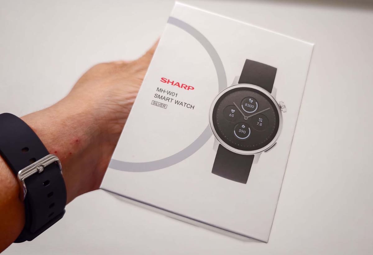 からだメイトWatchのパッケージ。本体と充電器、ケーブルが付属。