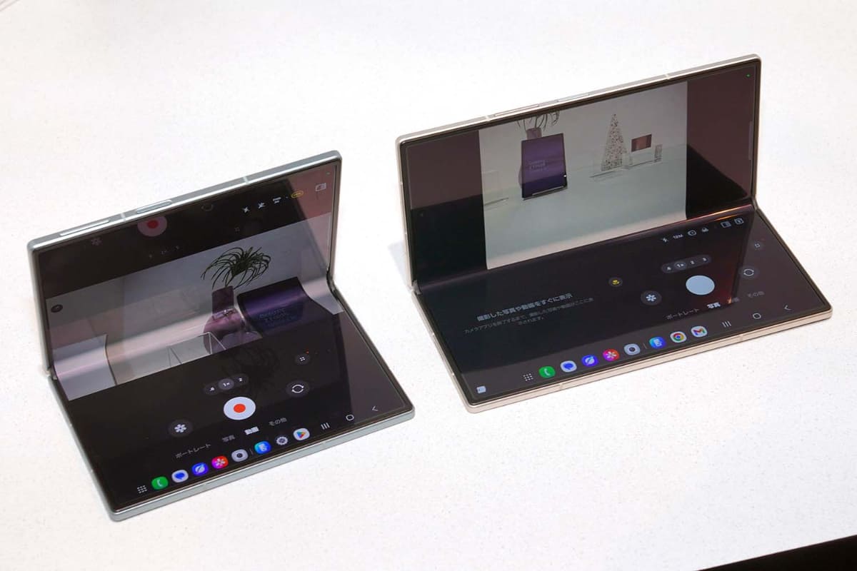 左がGalaxy Z Fold8。半開きの形状とユーザーインターフェイスが連動していない