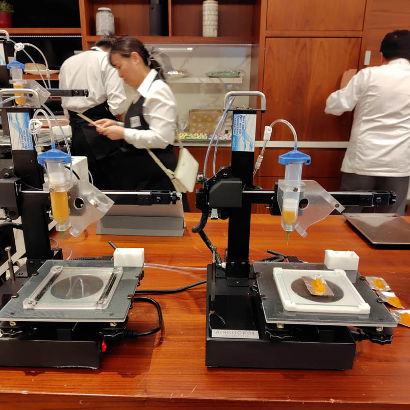 3Dフードプリンターで食品を調理している様子。画像提供：山形大学 古川英光研究室