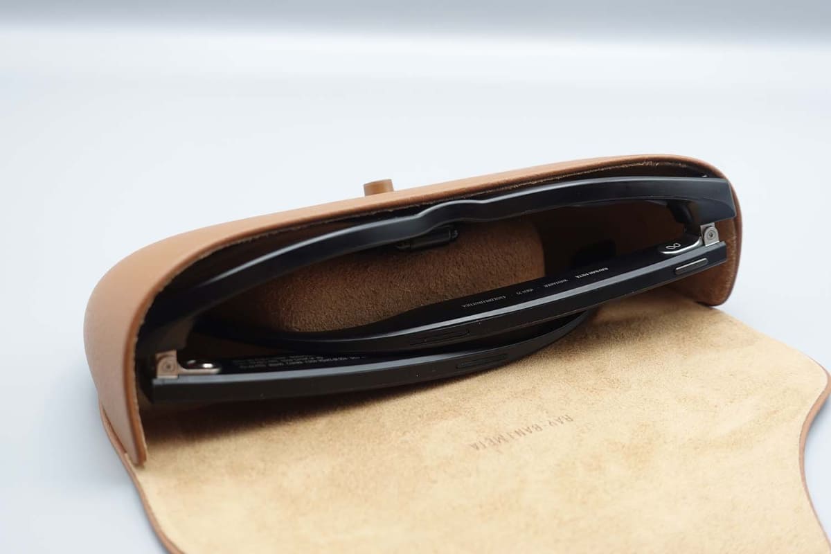 Ray-Ban Metaを収容して充電しているところ