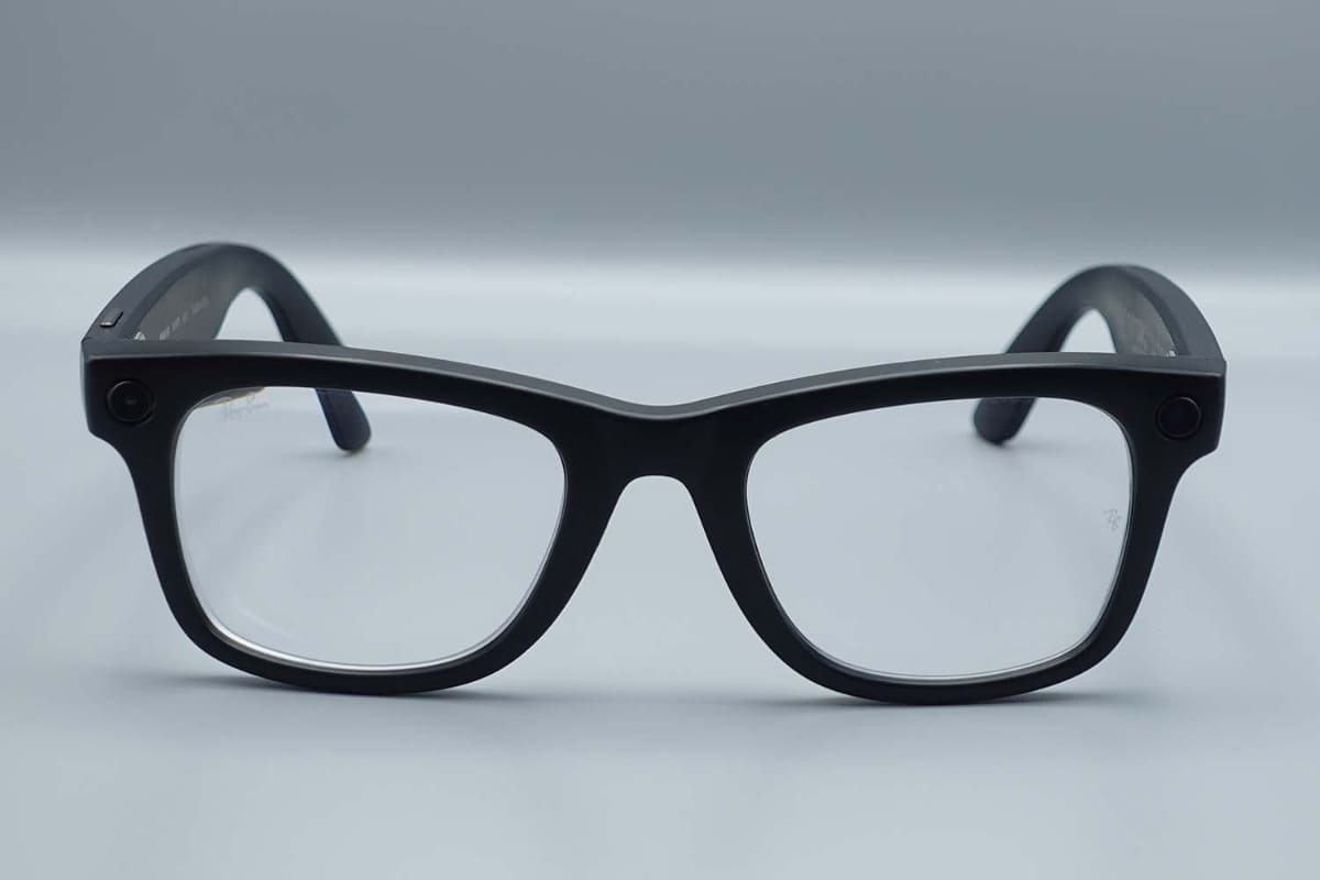 正面から見たところ。左グラスの左上に「Ray-Ban」、右グラスの右側に「Meta」のロゴ