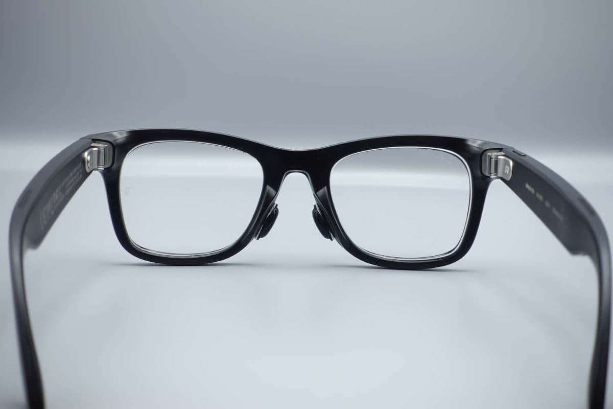 Ray-Ban Metaに貼り付けたところ。装着感はかなり改善
