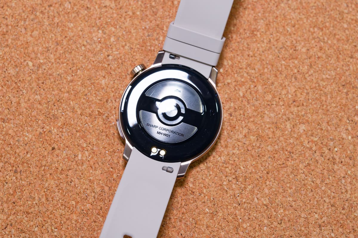本体背面には心拍センサーの他に「生体電気インピーダンスセンサー」も搭載