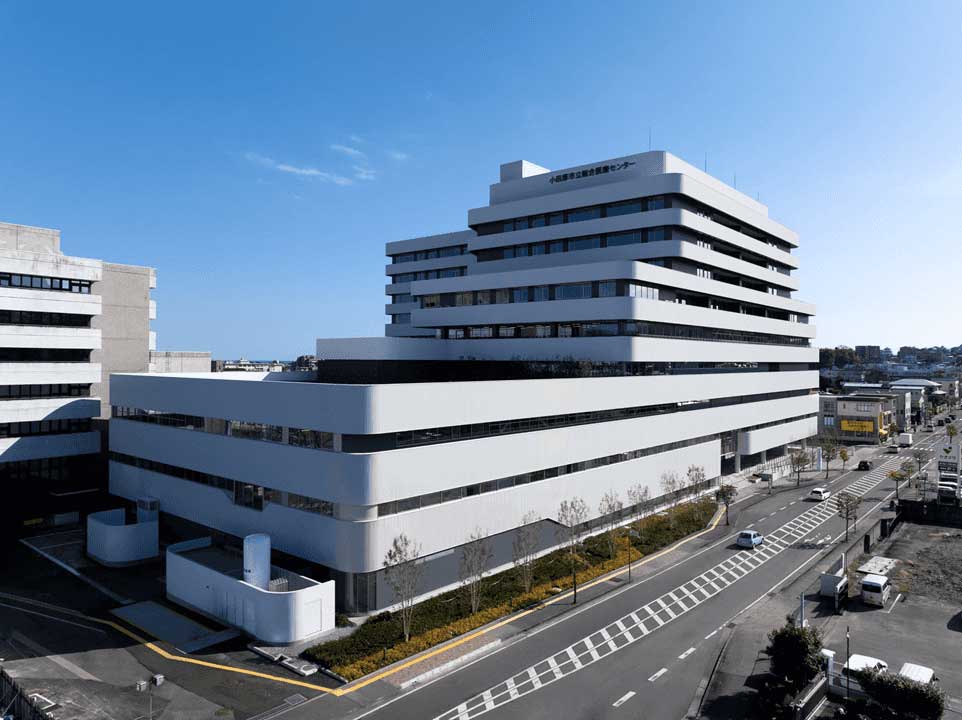 「ぬく水」を導入した小田原市立総合医療センター(出典：<a href="https://www.city.odawara.kanagawa.jp/hospital/newhospital/syunkousyasin.html">小田原市立総合医療センター公式サイト</a>)