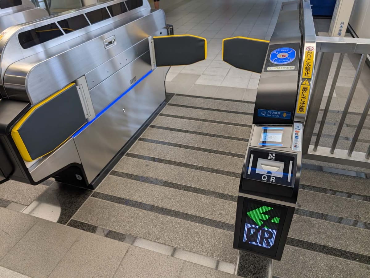 ゆりかもめ新橋駅に新たに設置された磁気切符利用不可の新型改札機。3種類の乗車手段があることが分かる