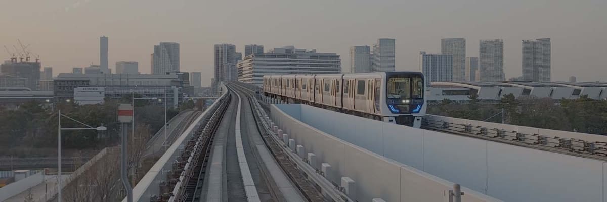 有明テニスの森付近を走行するゆりかもめの7500系車両