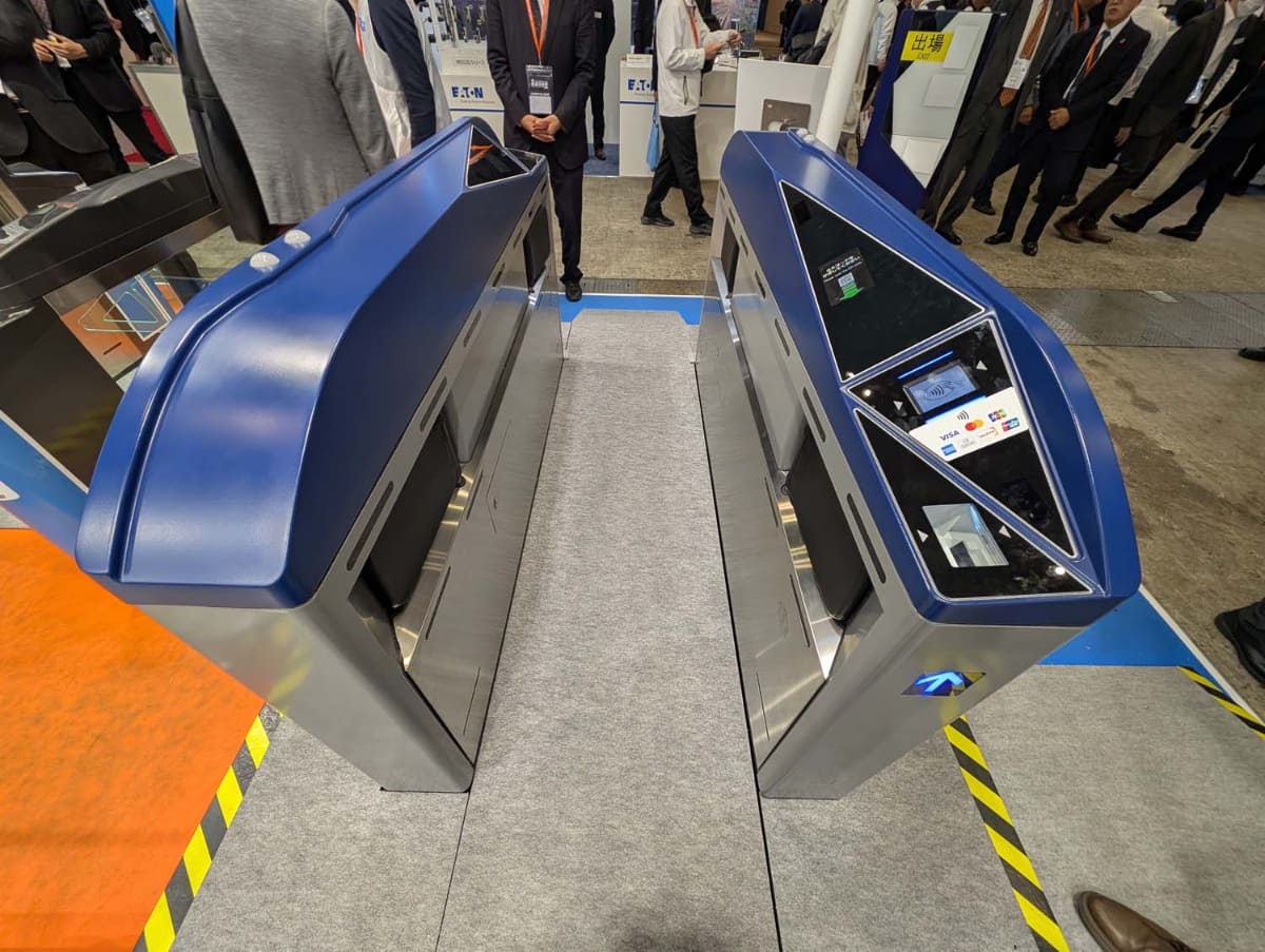 7月22日に先行して銀座駅に設置された改札機のプロトタイプ。フラッパー部分の形状が異なる