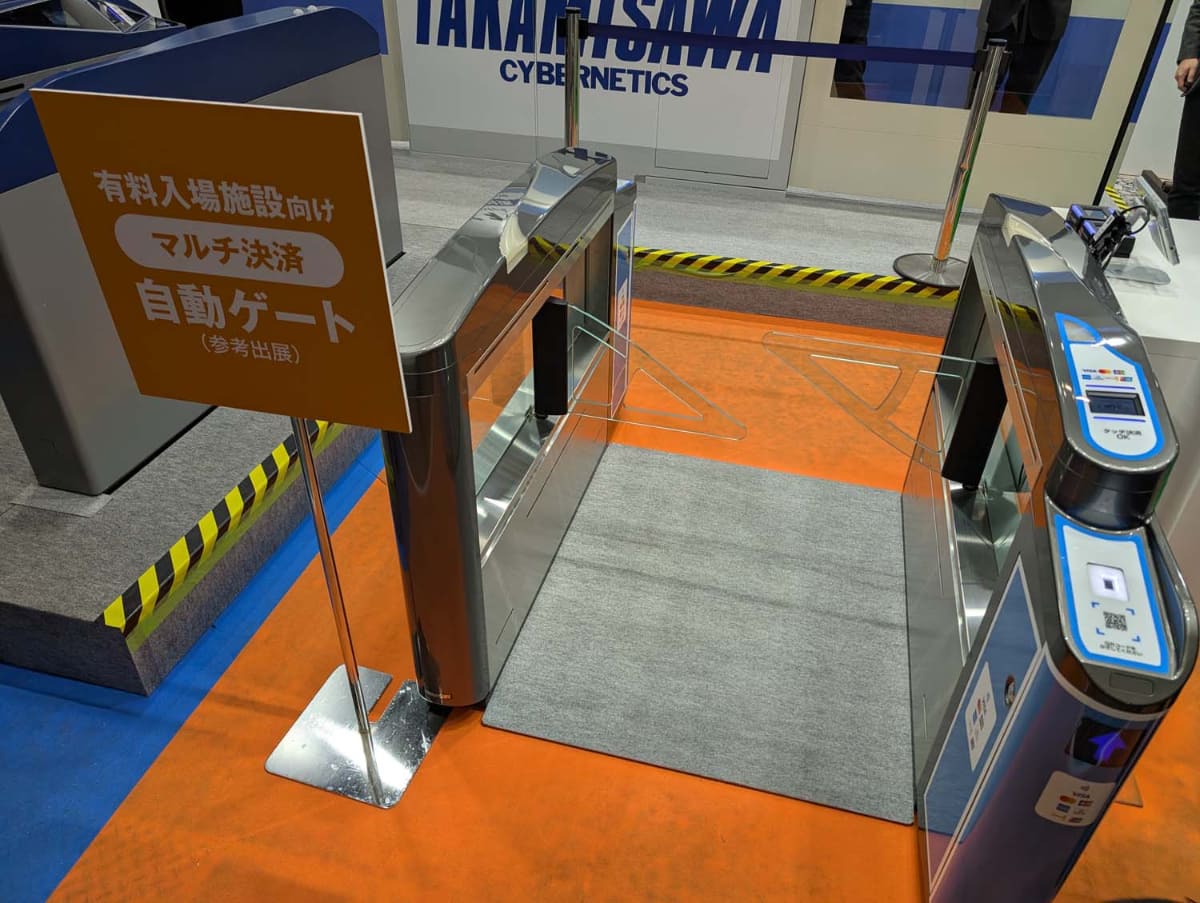 先行機と入れ替えに今年12月から設置予定の入退館ゲートタイプのもの。若干形状が異なるが基本コンセプトは同じ