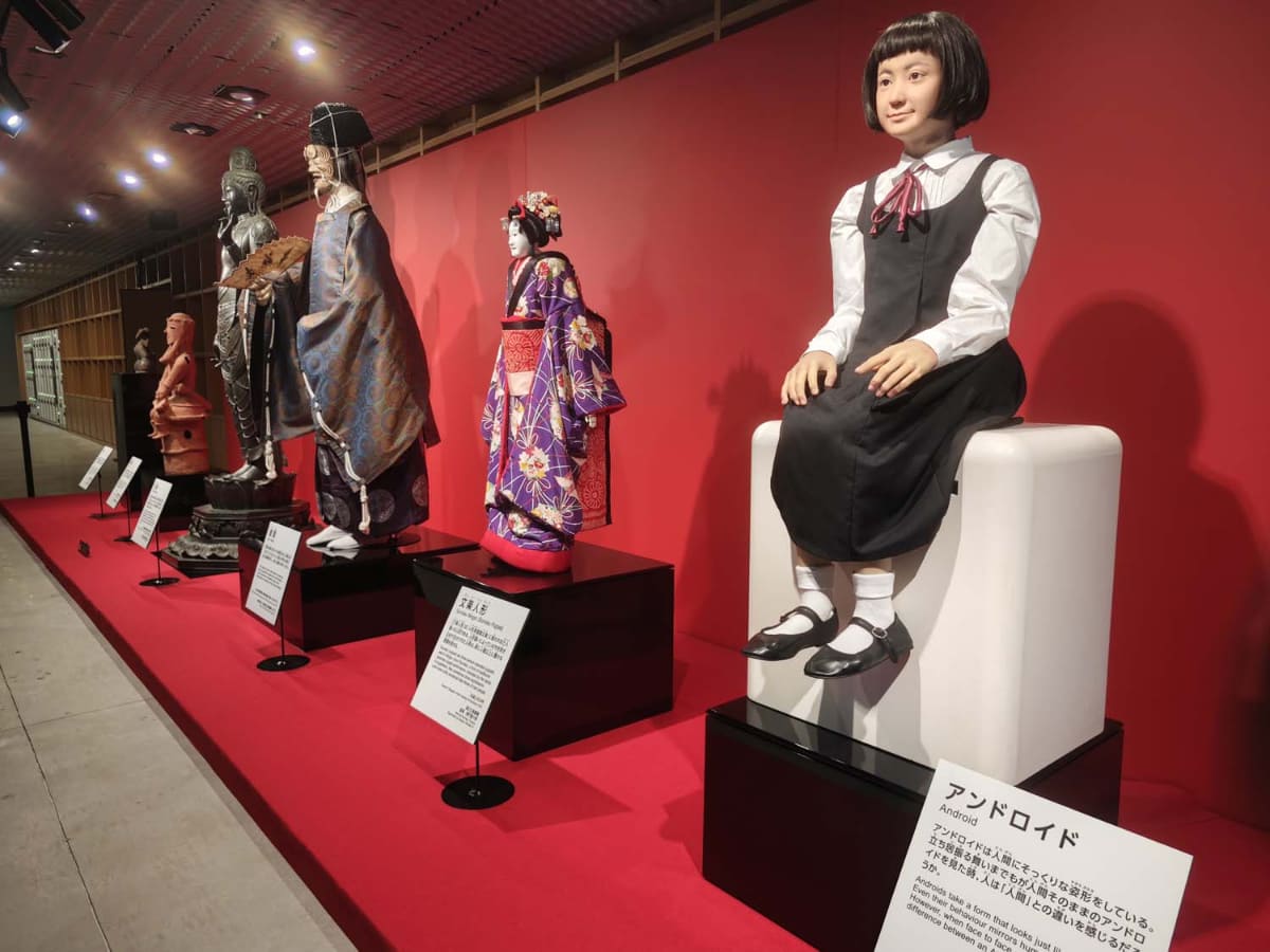 右端は石黒氏による最初のアンドロイド「コドモロイド」