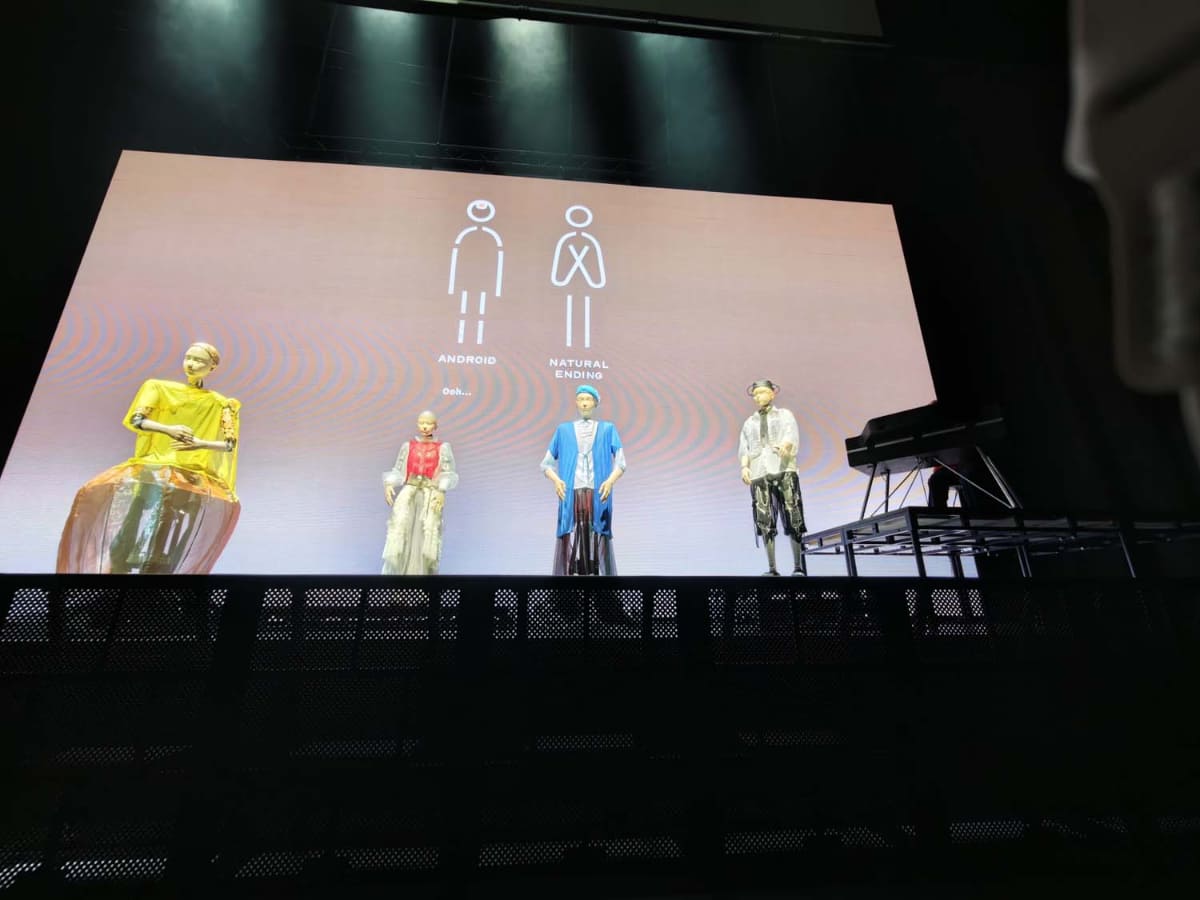 アンドロイド4体の対話で、問いがさらに掘り下げられる