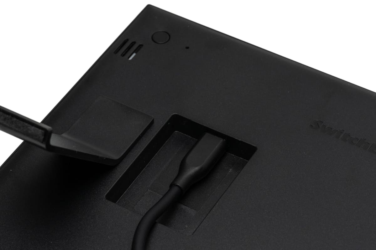 背面にはUSB Type-Cの給電ポートを備える。上部にはボタンやスピーカーもあり、ケーブルをつなげば常時給電できる