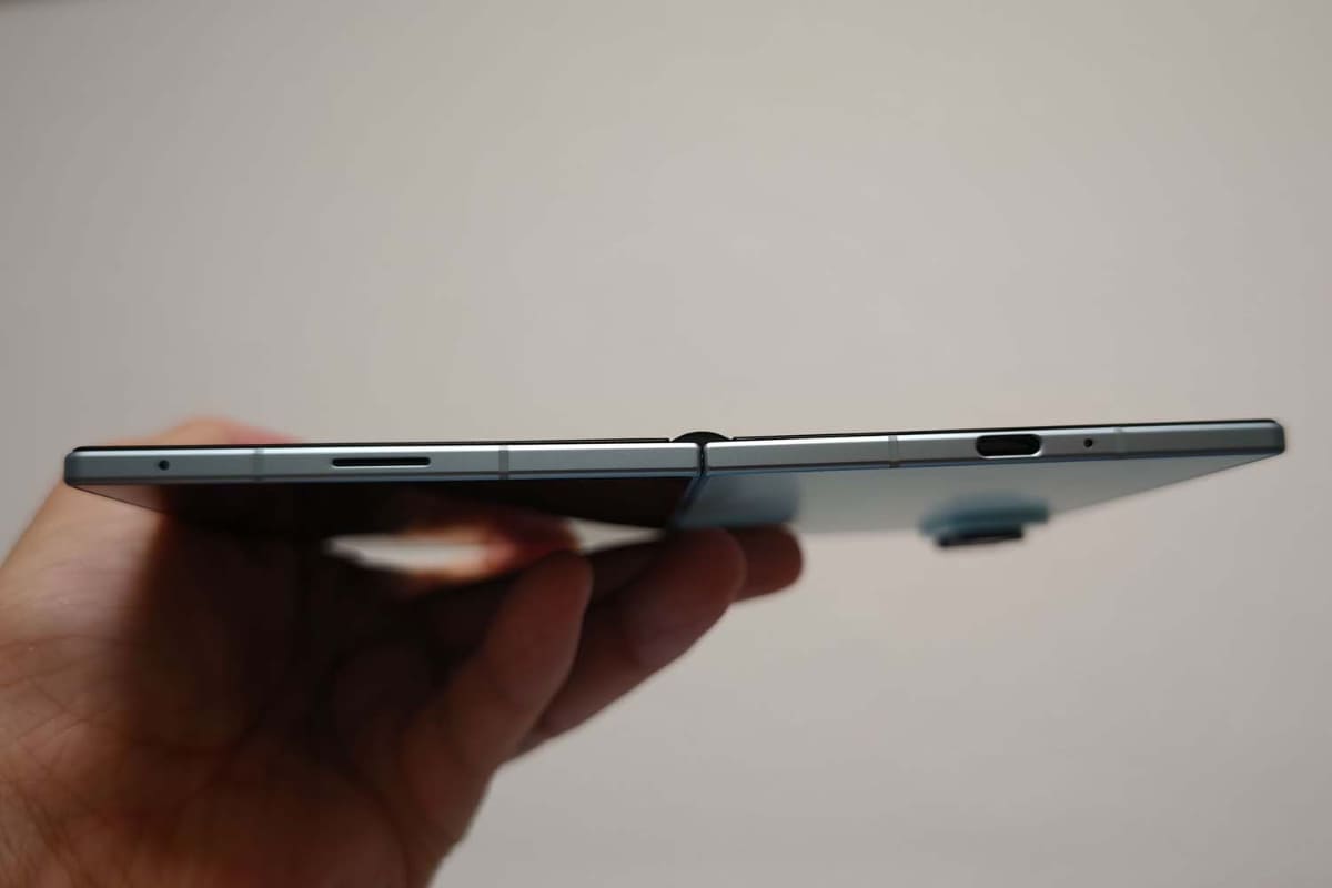 Fold8を開いたところ。非常に薄くて軽い。薄さはFold8 Ultraも同様
